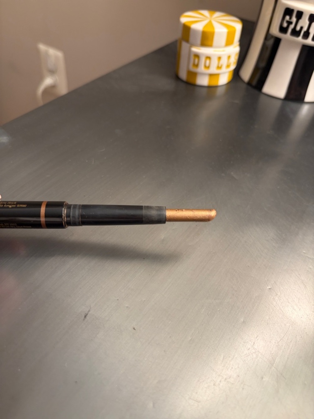 Victoria Beckham Beauty Eye Wear
Longwear Eyeshadow Stick | Caramel - Picture 6 of 12